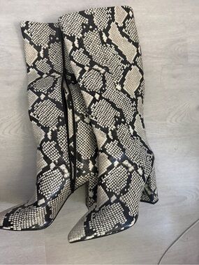 Snakeskin Pattern Knee-High Boots in Black & Cream